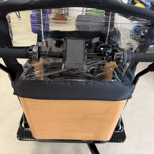 Styr og display på el ladcykel med kaleche hos Sydfyns Cykeludlejning i Svendborg