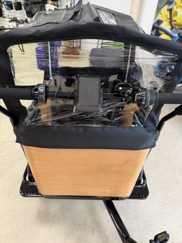 Styr og display på el ladcykel med kaleche hos Sydfyns Cykeludlejning i Svendborg