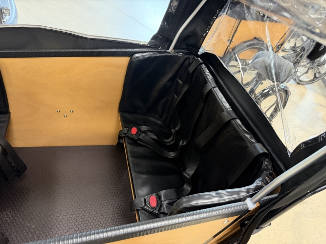 El ladcykel med børnesæder og sikkerhedsseler til udlejning i Svendborg